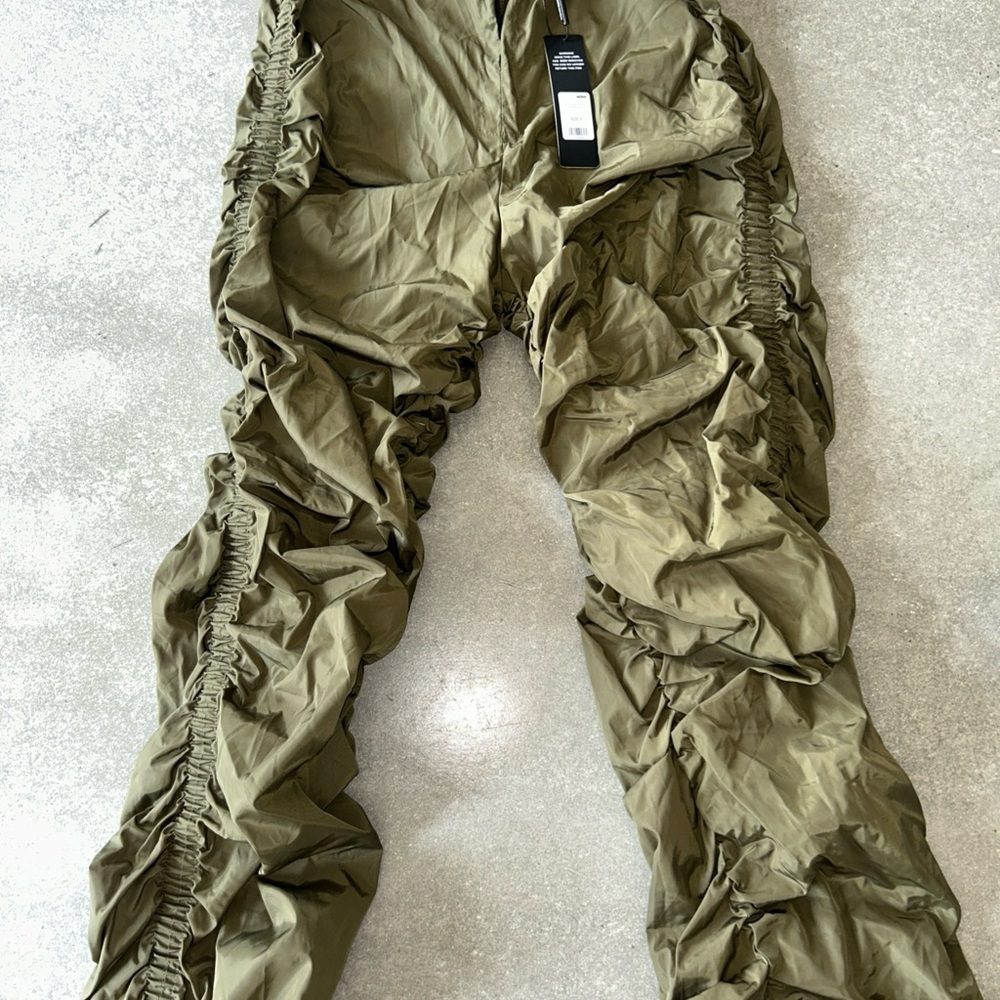 Army Green women’s parachute ruched pants with low cut dip in front NWT Sz small - Picture 4 of 8